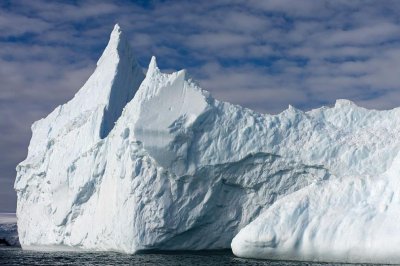 Гигантски айсберг целуна антарктическото крайбрежие