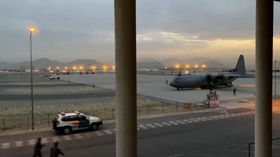 Всички полети от летището в Кабул са преустановени