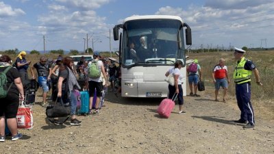 След часове на пек: Извозиха пътниците от блъснатия влак (СНИМКИ)