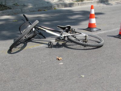 Осъждан моторист блъсна колоездач и избяга