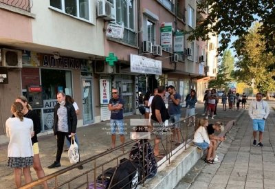 Дълги опашки пред лаборатория за изследване на COVID-19 в Бургас