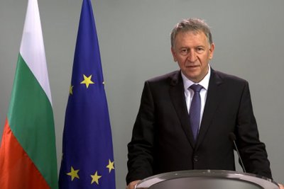 Кацаров: Няма да изхвърляме ваксини, ще продаваме