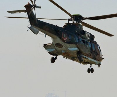 Продължава борбата с огъня над Югово, военните изпратиха вертолет 