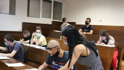 Скандал в Пловдив: Не пускат неваксинирани студенти или без отрицателен тест
