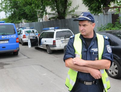 На гробището в Кричим: Баща и синовете му пребиха с колове млад мъж
