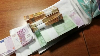 Митнически служители откриха недекларирани 187 700 евро и 188 100 долара