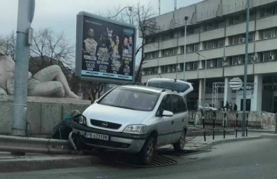 Кола катастрофира до Водната палата в Пловдив