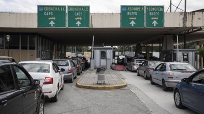 Затягат мерките на границата с Гърция, отново големи опашки