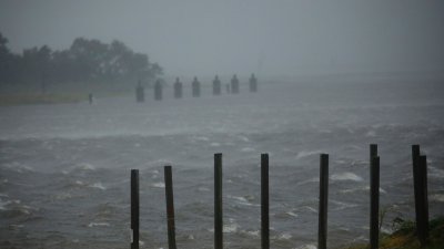 25 000 работници опитват да възстановят електрозахранването в Луизиана