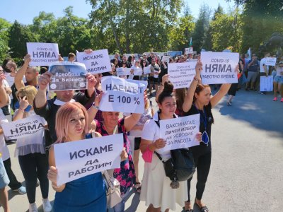 Стотици ресторантьори протестираха във Варна срещу мерките на Кунчев (СНИМКИ)