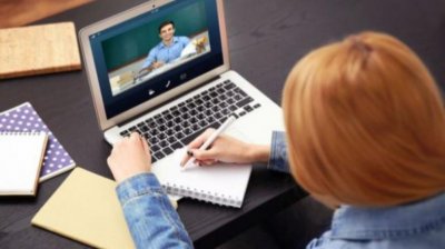 Родители на бунт срещу онлайн обучението