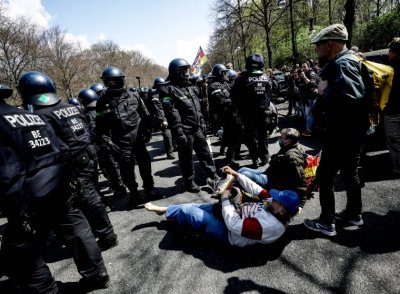 Хиляди протестираха в Берлин срещу ковид мерките