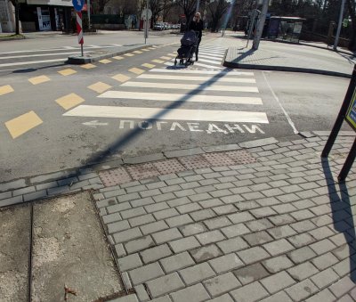 Нова мода сред тийнейджърите: Лягат на пешеходни пътеки