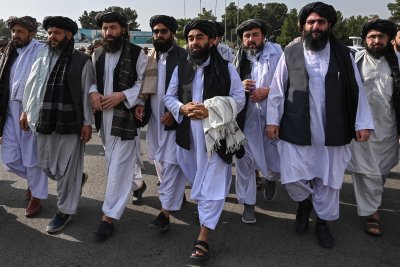 Талибаните пируват на летището в Кабул