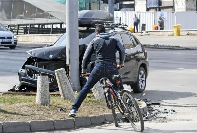 Гърци с джип се врязаха в стълб в Русе