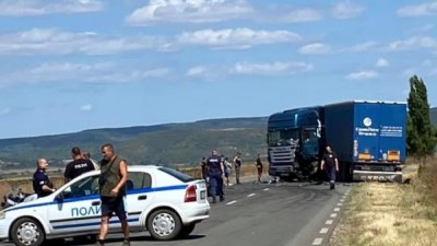 Семейство с бебе на 3 месеца бере душа след кърваво меле с тир край Ямбол