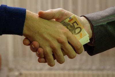 Спипаха с подкуп главен експерт от фонд "Земеделие"