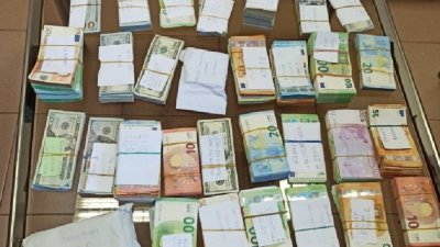 Митничари хванаха валута за 870 хил. лв. и 100 кг контрабандна паста за наргиле