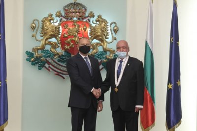 Радев удостои проф. Плочев с "Мадарски конник"