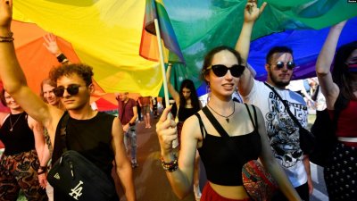 Брюксел замразява еврофондове за Полша заради дискриминация на гейовете