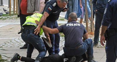 Арестуваха човек с бомбички и димки на протеста
