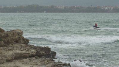 Възобновиха издирването на момичето, изчезнало в морето край Китен