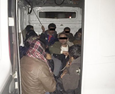 Спипаха шофьор с бежанци в багажника