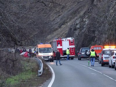 Няма пострадали при катастрофата между автовоз и две коли край Кресна
