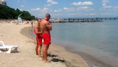Без следа от момичето, изчезнало в бурното море край Китен (ОБЗОР)