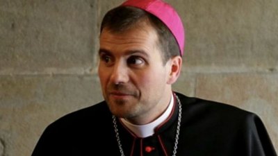 Испански епископ напусна църквата - залюбил еротична писателка