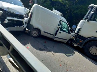 Тежка катастрофа между камион и две коли на пътя за Смолян, има пострадал