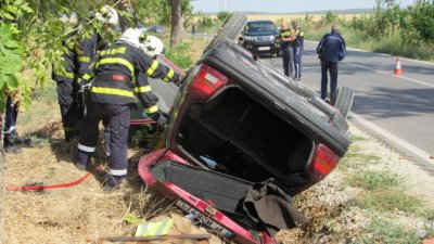 Автомобил се обърна по таван край Русе (снимки)