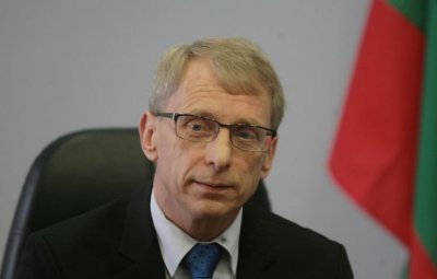Министър Денков: Над 100 учители починаха миналата година от коронавирус