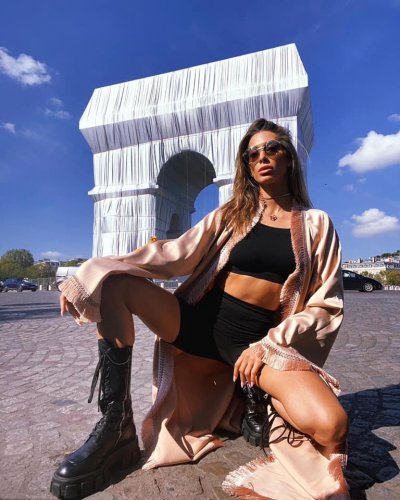 Щерката на Фатик се "разопакова" пред Триумфалната арка