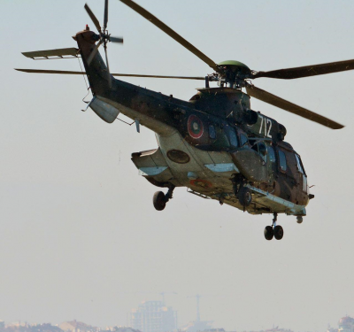 Вертолет „Кугар“ трети ден гаси пламъците в Рила