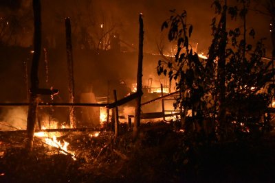 Овладяха пожара в лагера за мигранти на остров Самос