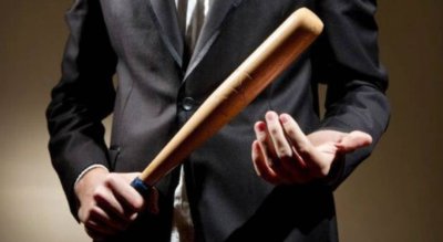 Мутри нахлуха в къща, потрошиха собственика