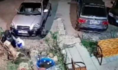 Мъж задигна украсата пред блок в столичен квартал