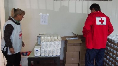БЧК раздава храна на бедните в Хасково