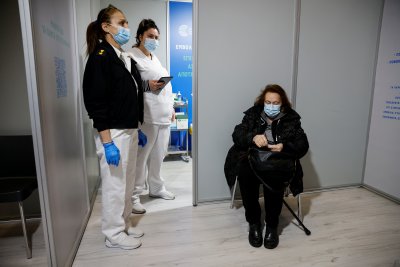 Гърция започва да прилага бустерна доза