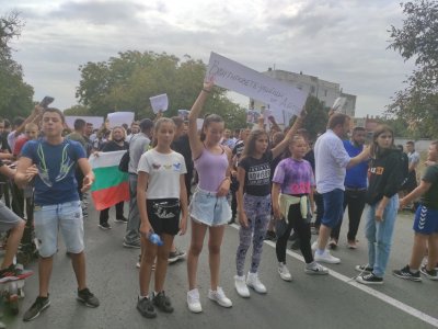 Сблъсъци с полицията на протест в Айтос заради тежка катастрофа (снимки)