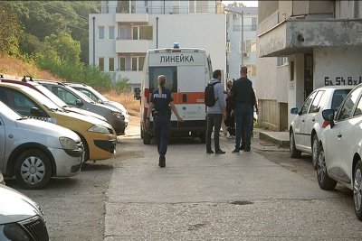 След час увещания: Изведоха психото, барикадирал се в жилището си във Варна (СНИМКИ)