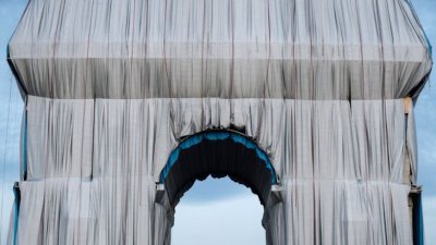 Макрон откри опакованата арка