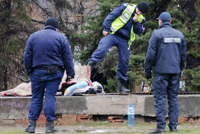 Бездомник нокаутира полицай в София
