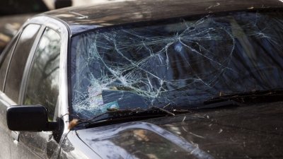 Ревнив съпруг потроши с тояга новия мерцедес на жена си