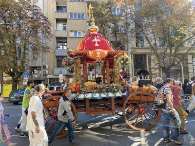 "Харе Кришна" пеят в центъра на София (СНИМКИ)