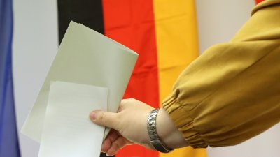 Изборите в Германия: Социалдемократите и съюзът на Мекрел с еднакви гласове