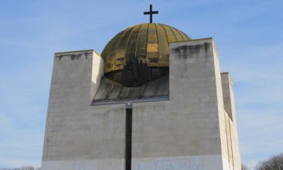 Гамени потрошиха лампите на Пантеона на Възрожденците в Русе