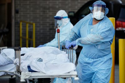 СЗО: Броят на заразените и смъртните случаи от COVID-19 по света намалява