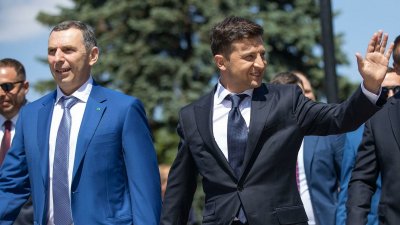 Стреляха по колата на помощник на Зеленски